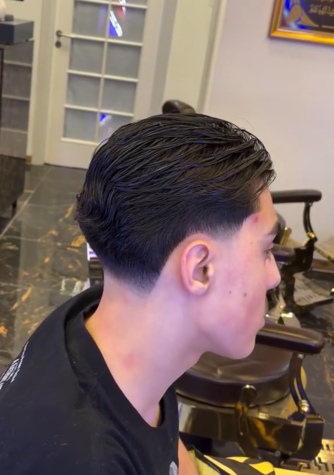 Mid fade klipning hos Kawa Barbershop